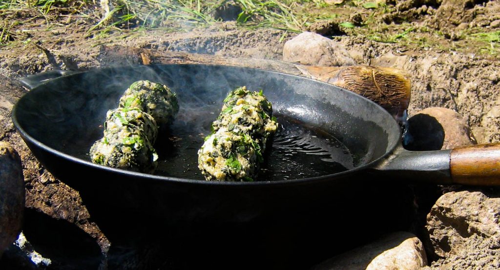 Urtefrikadeller med ukrudt