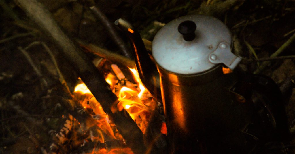 Kaffekedel på bål. vaerude.dk